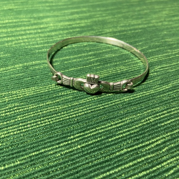 Vintage Sterling Silver Claddagh Hinged Bracelet from Ireland; New Condition - Picture 11 of 16